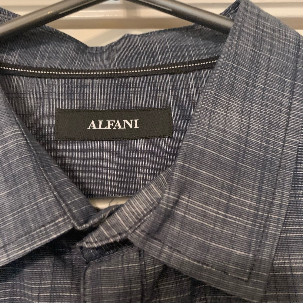 Button down - Picture 2 of 3